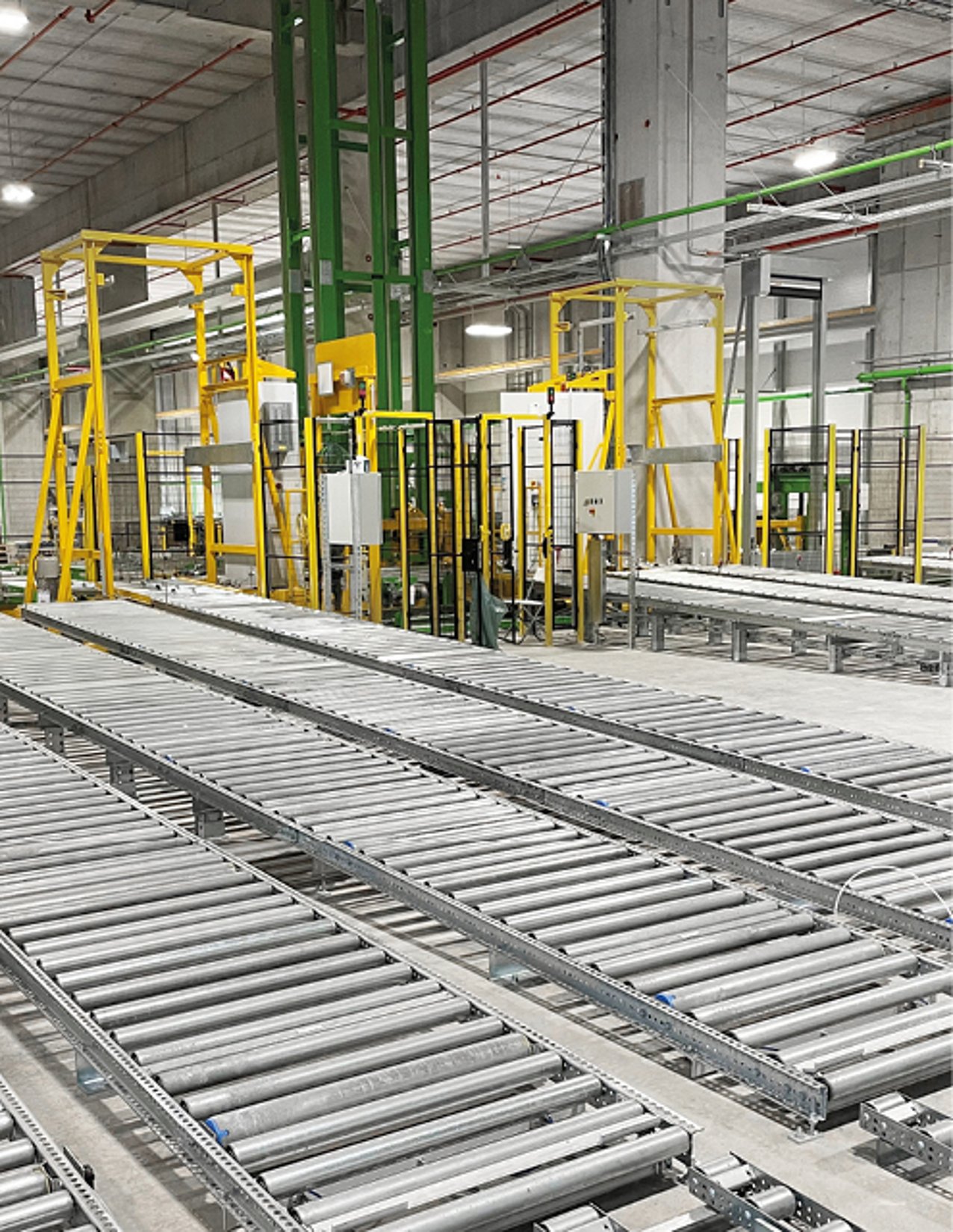 Werkshalle von Paloma mit Rollenförderbändern