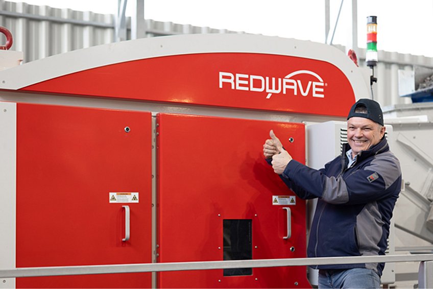 Anton Skalnik Geschäftsführer von Skapa vor der Sortiermaschine von Redwave 