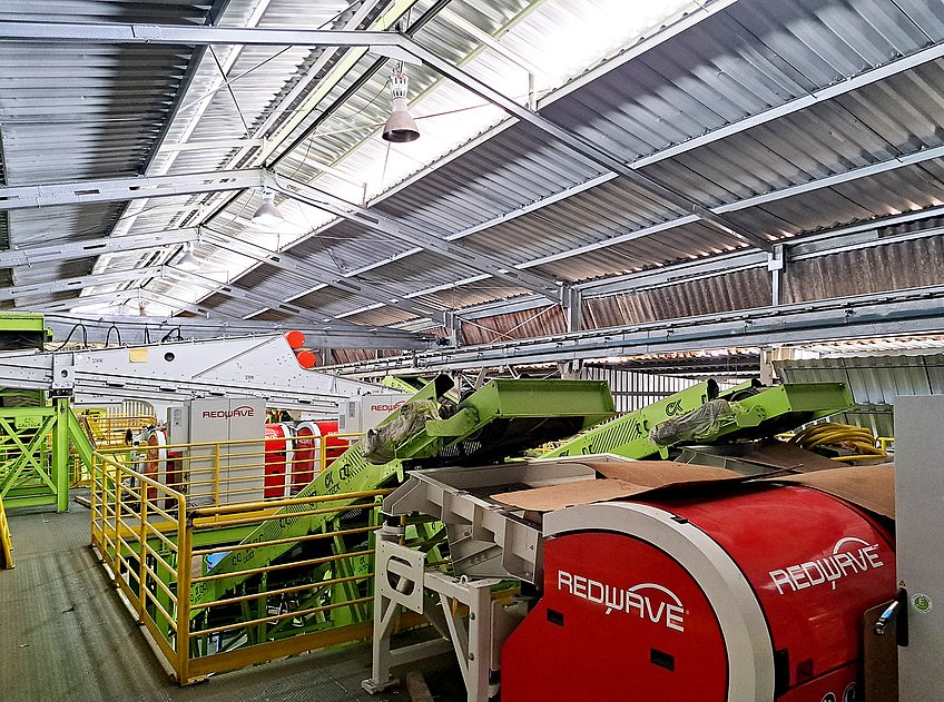 Redwave Maschine in der Halle mit Förderbändern