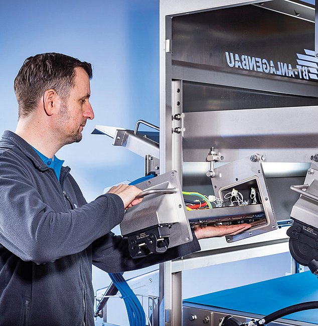 BT-Anlagenbau Food Analyzer - Mitarbeiter bei der Wartung