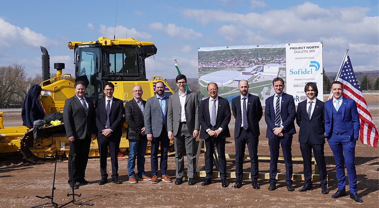 Die Vertreter von Sofidel und Partnern feiern den Spatenstich