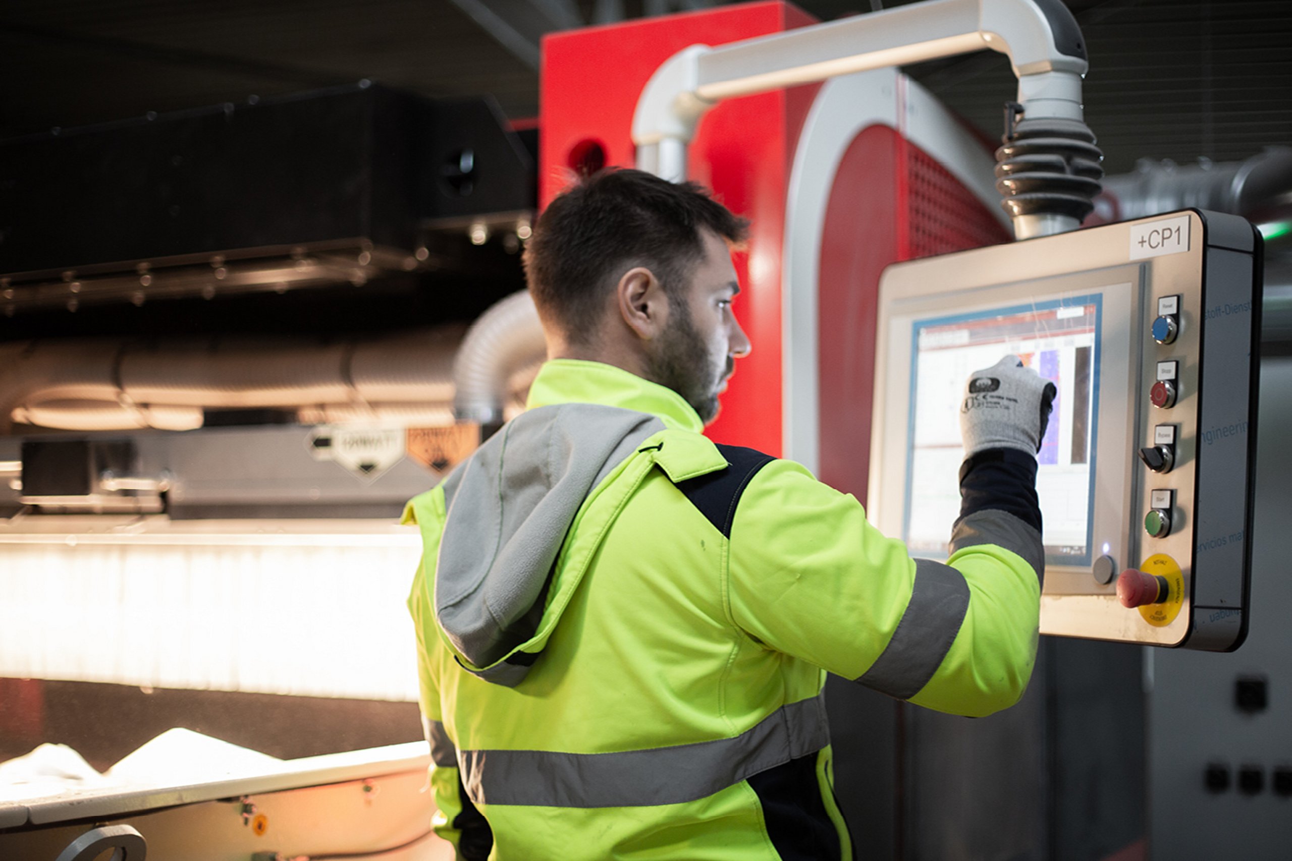 Mitarbeiter bedient Sortiermaschine über Display
