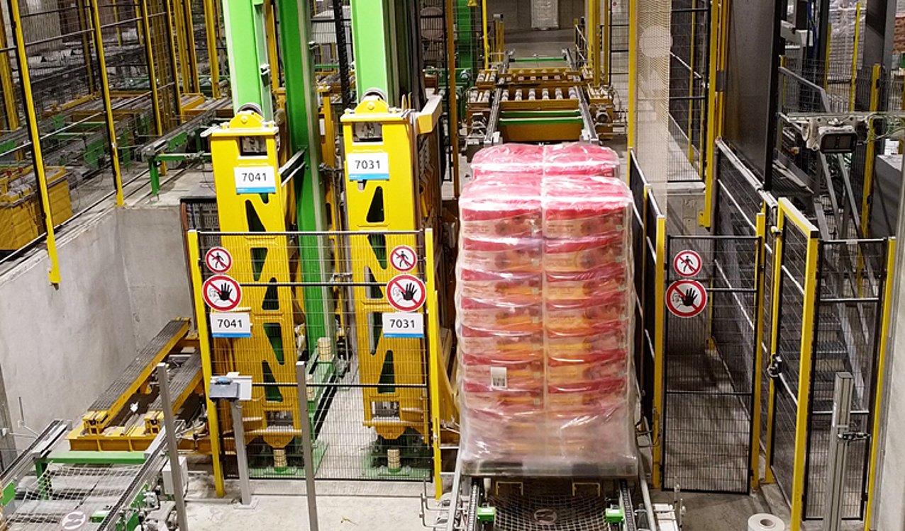 Werkshalle von Paloma Innenansicht, Stapel auf Palette auf Fördertechnik