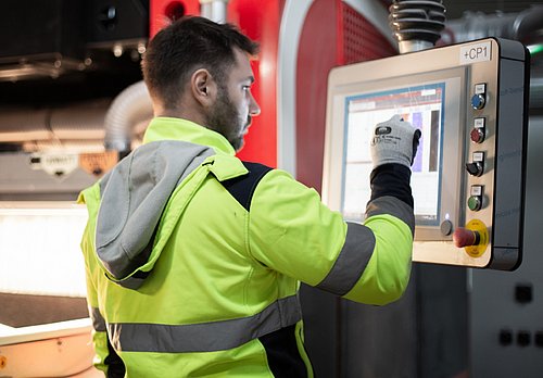 BT-Systems Informationssicherheit, Mitarbeiter bedient Maschine über Bedienfeld