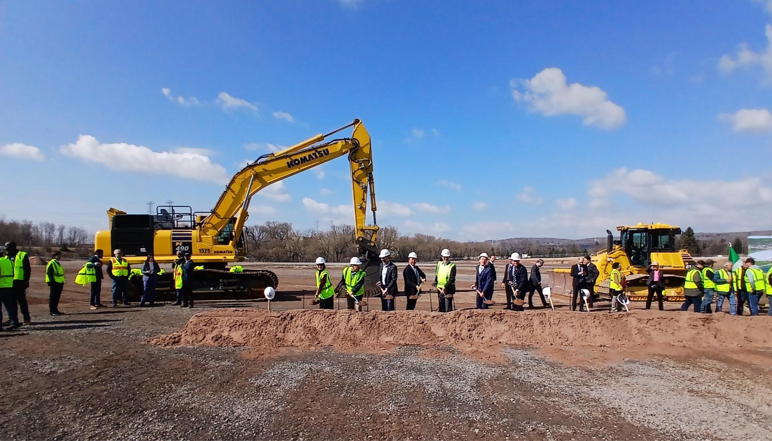 Sofidel und Partner beim feierlichen Spatenstich in Duluth, dahinter ein Bagger 