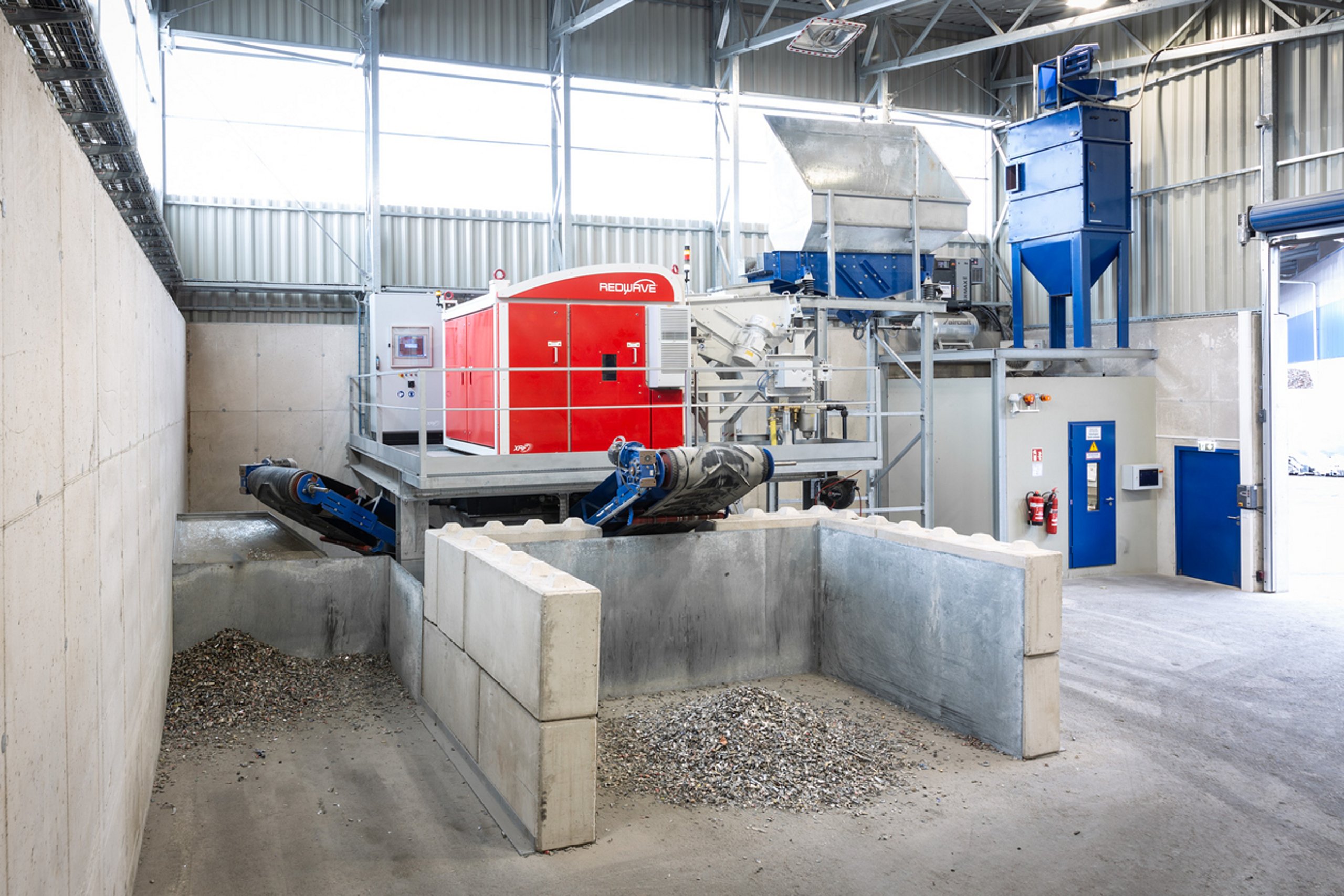 Einblick in die Halle mit Sortiermaschine und Materialbox